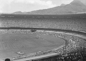 Jogo no Maracanã antes da Copa de 1950.